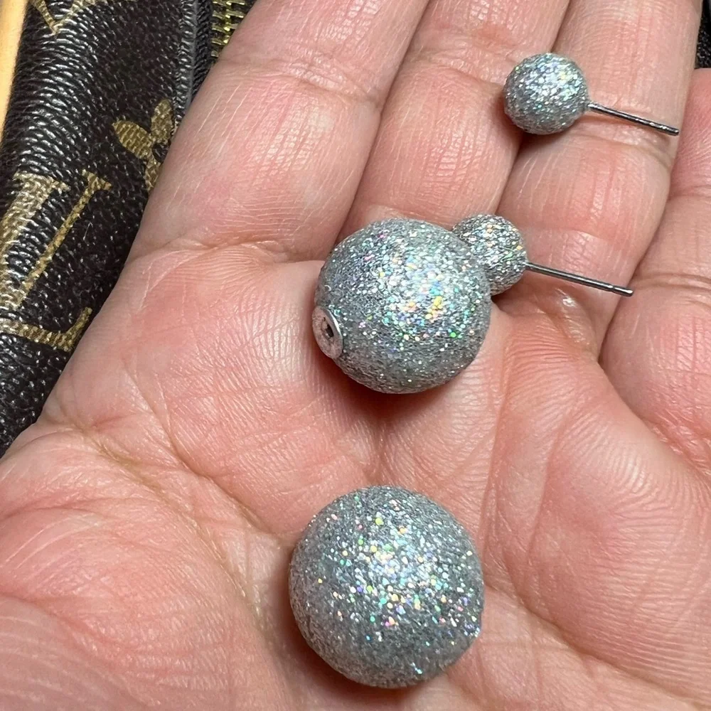 Double sided glittery earrings in silver